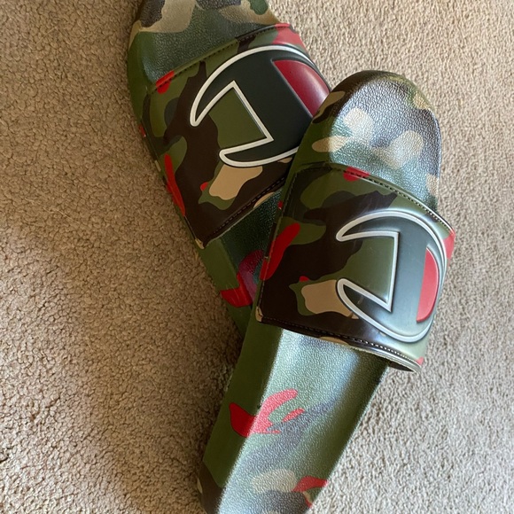 Mens size 9 Champion camouflage slides. - Picture 2 of 3